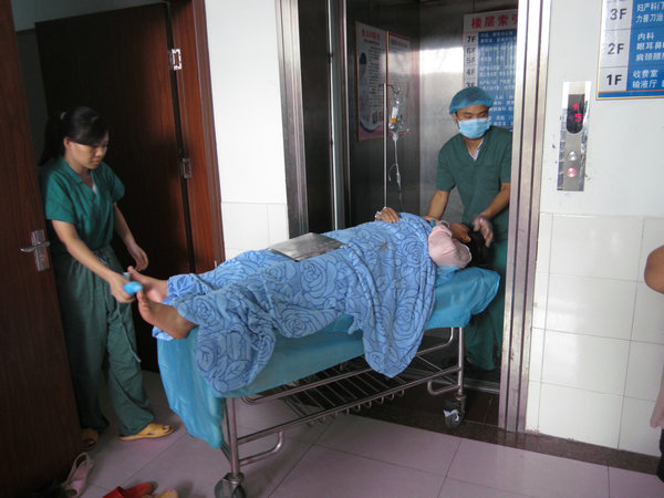 送产妇出手术室